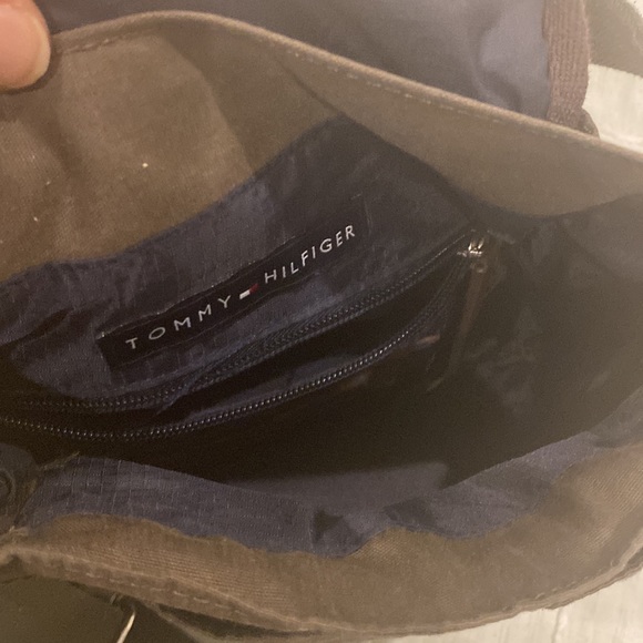 Tommy Hilfiger crossbody messenger bag. - Picture 8 of 8
